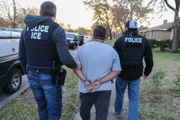Arrestation d'un criminel étranger par des agents de l'ICE lors d'une opération ciblée au Texas.