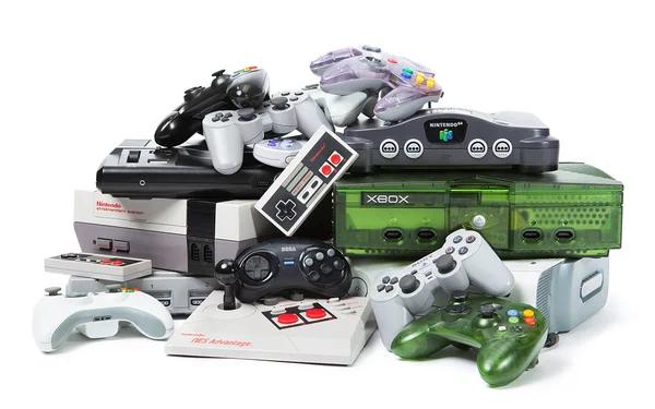 Empilement de consoles de jeux vidéo classiques, de la NES à la première Xbox.