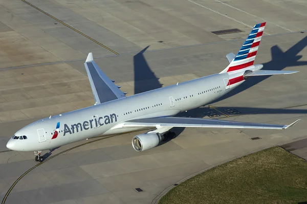 Airbus A330 d'American Airlines roulant sur le tarmac.