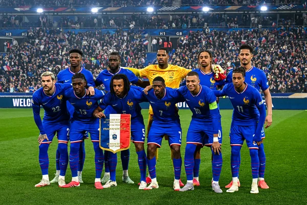 Les Bleus en photo de groupe d'avant-match, arborant leur maillot bleu.