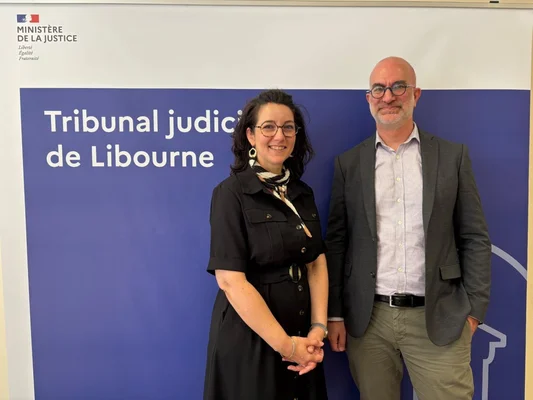 Le secrétaire général de la CIIVISE et une représentante devant le tribunal judiciaire de Libourne.