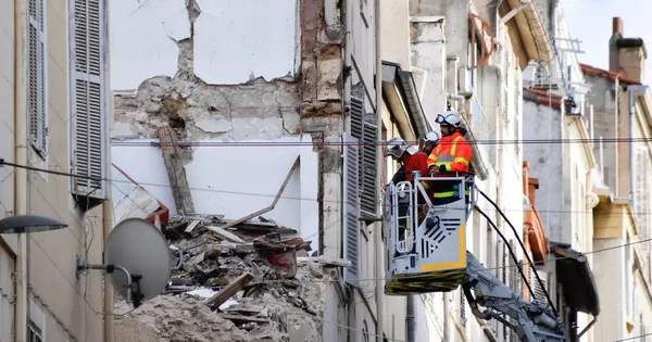 Inspection de la façade endommagée après un effondrement partiel.