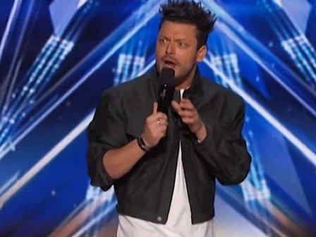 Kev Adams sur la scène d'America's Got Talent.