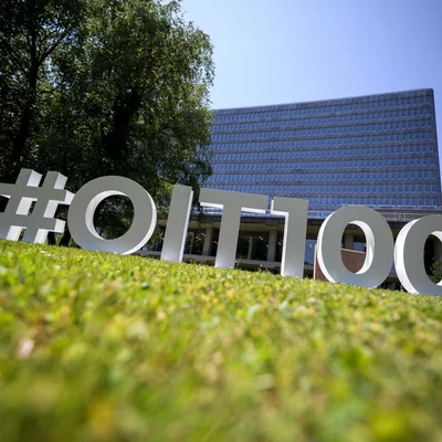 Installation '#OIT100' devant le siège de l'OIT.