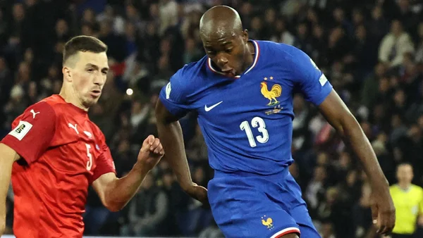 Jean-Philippe Mateta en action avec l'équipe de France face à la Suisse.