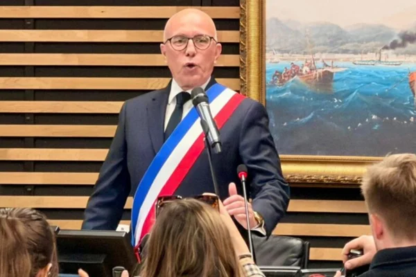 Éric Ciotti s'adressant au conseil municipal de Nice.