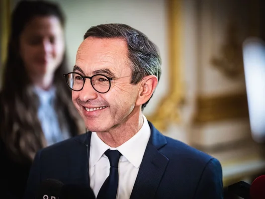 Bruno Retailleau s'exprimant devant des micros, en lien avec un sondage sur ses chances au second tour.