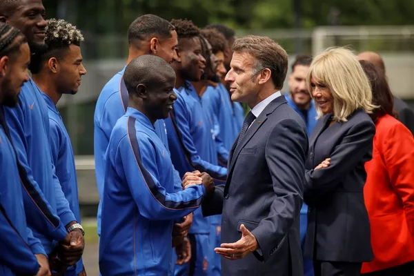 Emmanuel et Brigitte Macron accueillent les Bleus à Clairefontaine pour la Coupe du monde 2026.