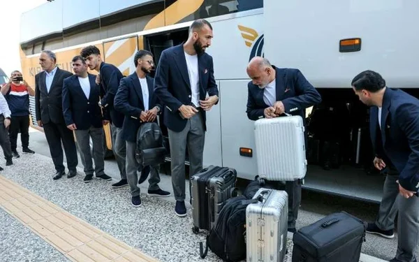 L'équipe iranienne de football arrivant au Mexique, chargeant ses bagages dans un bus.
