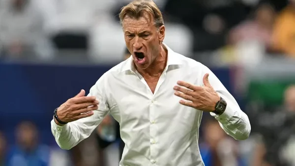Hervé Renard, désormais sélectionneur de la Tunisie, réagit avec passion lors d'un match.