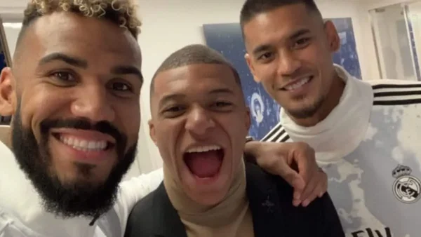 Le sosie égyptien de Kylian Mbappé (à gauche) et deux autres personnes posant pour un selfie.