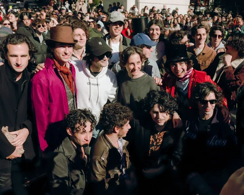 Participants au concours de sosies de Timothée Chalamet à New York posant devant la foule.