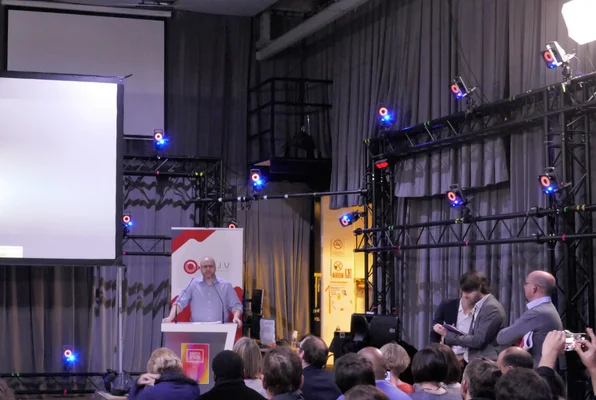 David Cage s'adressant aux équipes dans le studio de mocap de Quantic Dream en 2017.