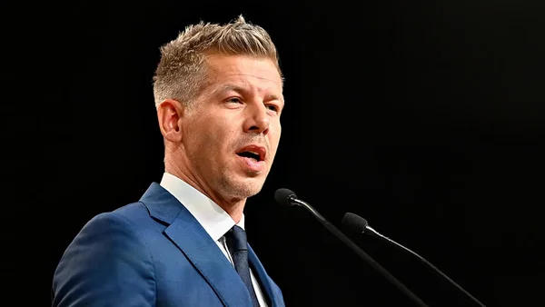 Magyar demandant à Orbán de lever son veto sur le prêt à l'Ukraine.
