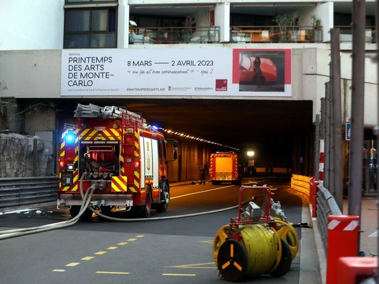Camion de pompiers à l'entrée d'un tunnel à Monaco, banderole du Printemps des Arts visible.