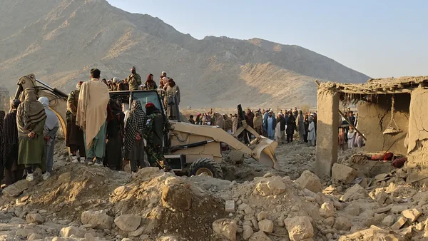 Déblaiement des décombres après des frappes meurtrières du Pakistan en Afghanistan.