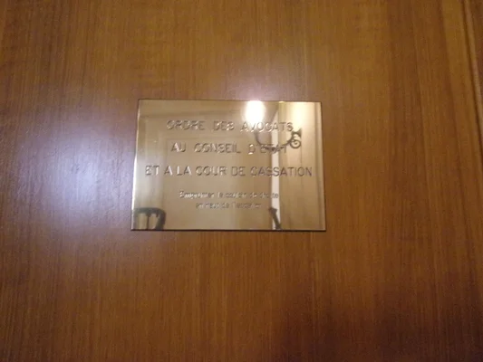 Plaque du Conseil de l'Ordre des avocats aux Conseils, situé à la Cour de cassation.
