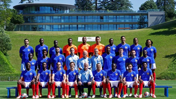 La photo officielle de l'équipe de France pour l'Euro 2024, avec Deschamps entre Griezmann et Mbappé.