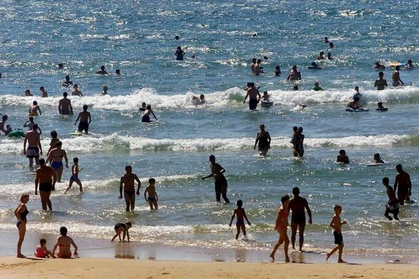 Plage très fréquentée de l'île d'Oléron en été, illustrant l'afflux touristique.