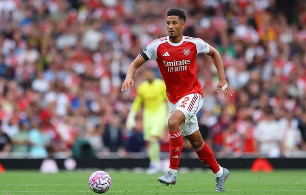 William Saliba à l'action avec Arsenal.