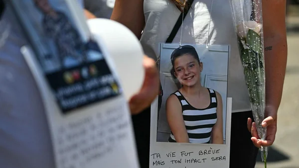 Hommage à Lyhanna : un portrait de la fillette entouré de roses blanches et d'un message manuscrit.