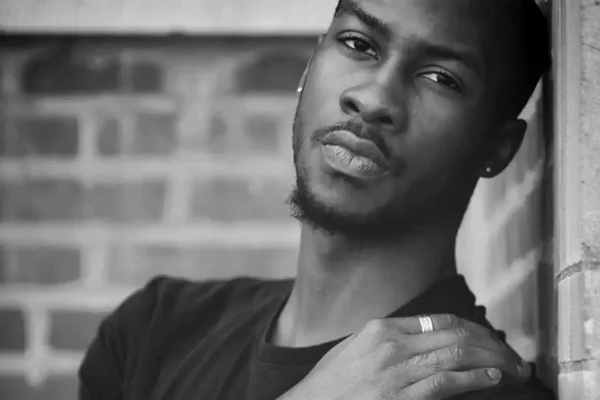 O'Shae Sibley, danseur et artiste, incarnant la joie queer noire avant d'être tué dans une attaque motivée par la haine.
