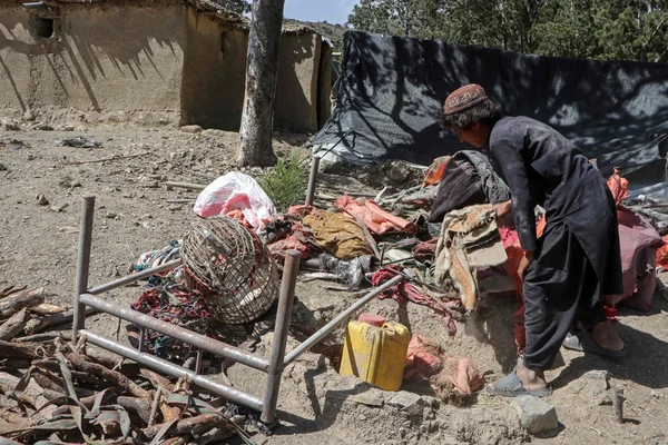Un habitant trie ses biens après des frappes pakistanaises le long de la frontière afghane.