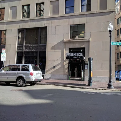 Le Warehouse Bar & Grille sur Broad Street, un des spots pour regarder les matchs à Boston.