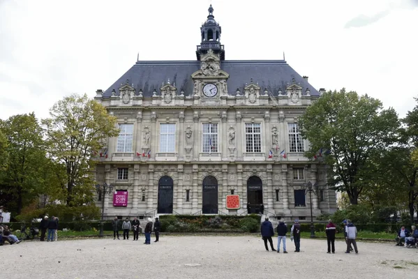 L'hôtel de ville de Saint-Denis, autre commune de la banlieue parisienne.