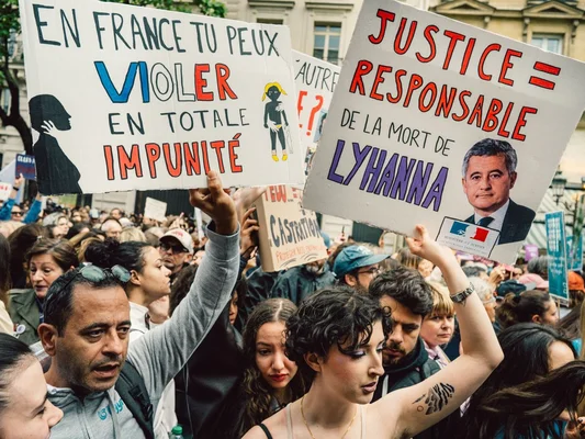 Une pancarte 'MINISTÈRE DE LA HONTE' brandie lors d'une manifestation devant le ministère de la Justice.