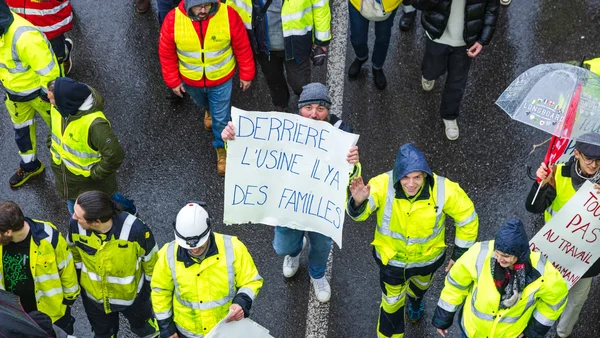 Manifestation des salariés de Fibre Excellence pour défendre leurs emplois et leurs familles.