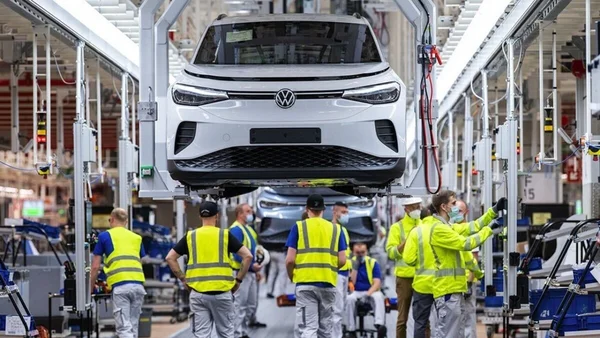 Chaîne de production Volkswagen : un ID.4 suspendu au-dessus d'ouvriers en gilet jaune