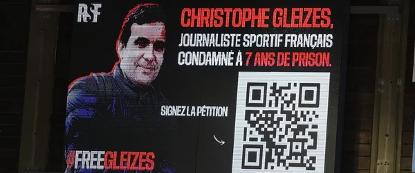 Panneau d'affichage numérique avec une campagne de soutien à Christophe Gleizes.