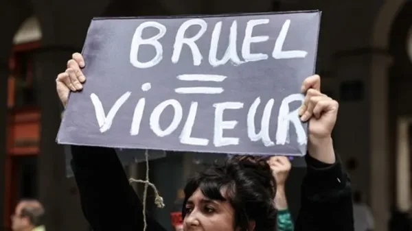 Une pancarte accusant Patrick Bruel de violences lors de la manifestation.
