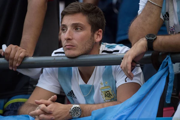 Un supporter argentin en maillot national, regard pensif, illustrant la polémique sur la pension alimentaire.