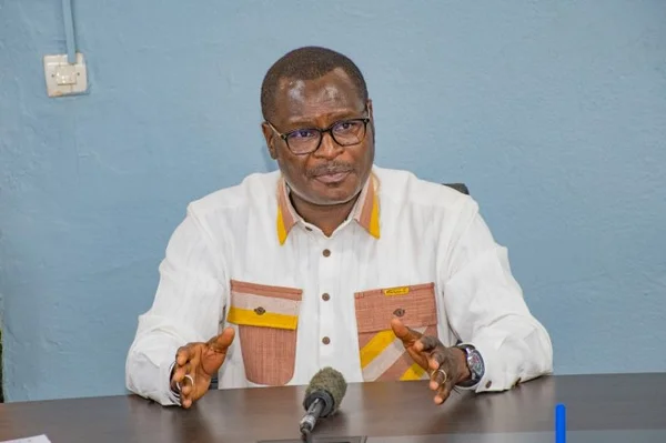 Un responsable burkinabè s'exprimant lors d'une conférence de presse.