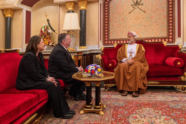 Le secrétaire d'État américain Michael R. Pompeo rencontre le sultan Haitham bin Tariq Al Saïd à Mascate, Oman, le 21 février 2020.
