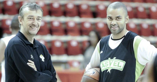 Tony Parker (à gauche) et un collaborateur de l'ASVEL posent dans une salle de basket.