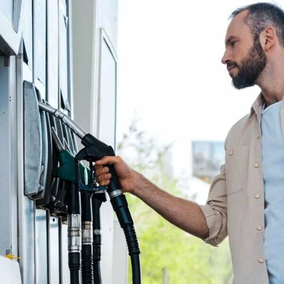 Automobiliste faisant le plein de carburant dans une station-service.