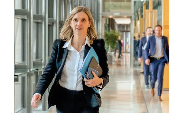 Agnès Pannier-Runacher, ministre de l'Industrie, en déplacement dans un bureau.