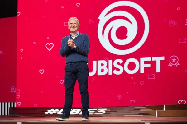 Yves Guillemot applaudissant lors d'une présentation corporate d'Ubisoft.