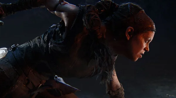 Senua dans un environnement sombre de Hellblade.