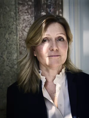 Yaël Braun-Pivet dans une tenue élégante, lors d'un portrait pour Libération.