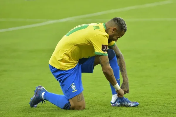 Un joueur du Brésil se préparant sur le terrain