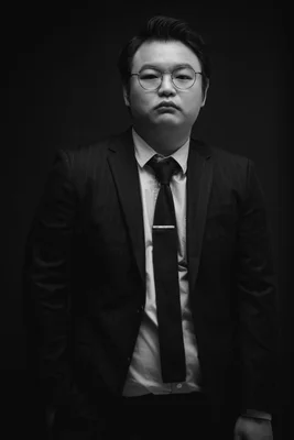 Portrait en noir et blanc de l'acteur Ko Kyu-pil.