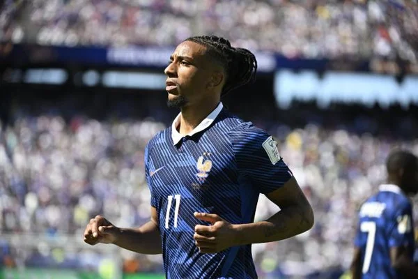 Michael Olise, homme du match France-Sénégal, en action.