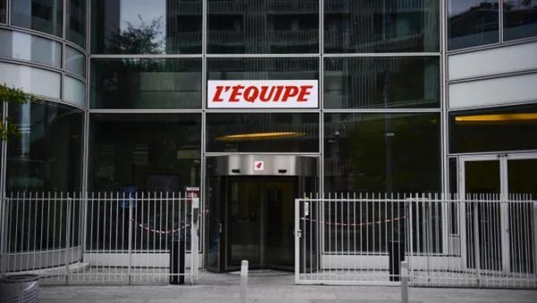 Façade du siège du journal L'Équipe, avec l'enseigne rouge au-dessus de l'entrée.