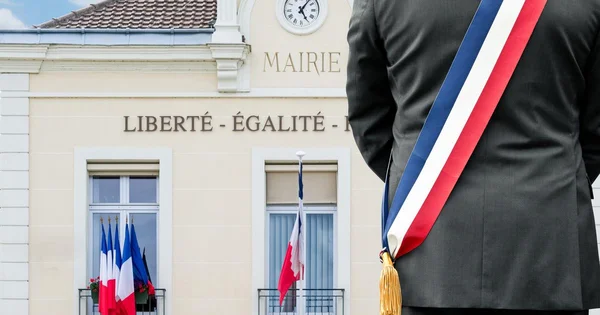 Un officiel devant la mairie de Chessy, symbole de l'affaire du mariage refusé.
