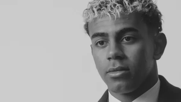 Lamine Yamal en portrait officiel, vêtu d'un costume, lors de l'annonce du partenariat entre AMIRI et le FC Barcelone.