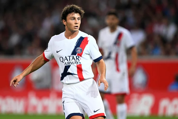 João Neves sous les couleurs du PSG, en action sur le terrain.